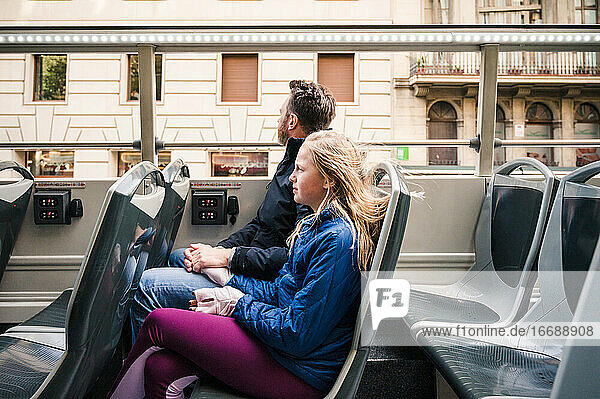 Junges Mädchen und Vater fahren in einem offenen Doppeldeckerbus in Barcelona