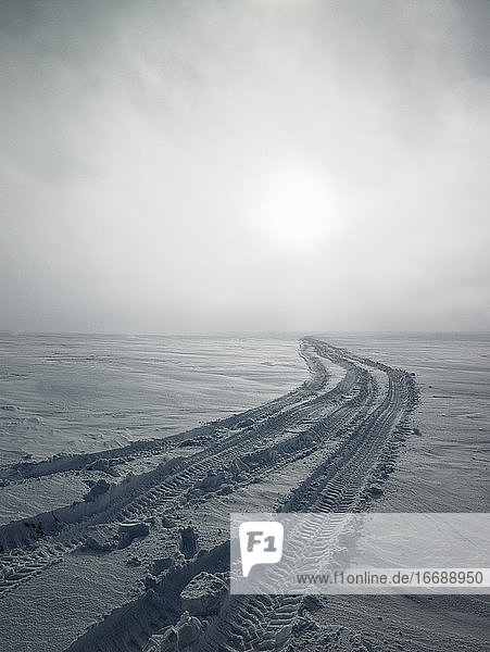 SUV-Reifenspuren im Schnee auf einem isländischen Gletscher