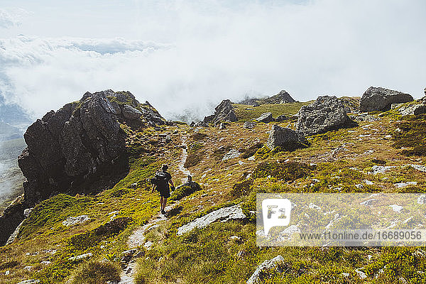Junger Mann bei einer Wanderung in den Bergkamm  Kantabrien