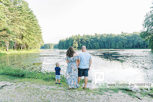 Eine Familie genießt die gemeinsame Zeit an einem See