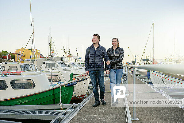 Glückliches Paar beim Spaziergang im Hafen