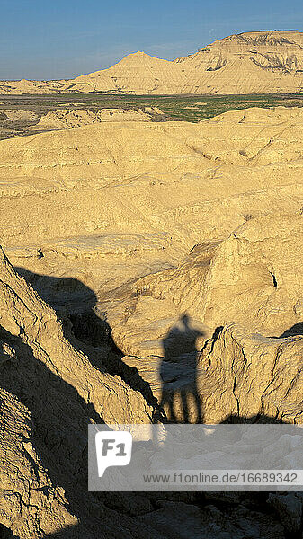 Paar Schatten über sonnigen Dünen in einer Wüste