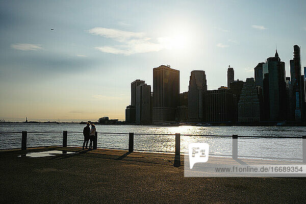 Romantisches Paar mit Blick auf den Sonnenuntergang in Manhattan