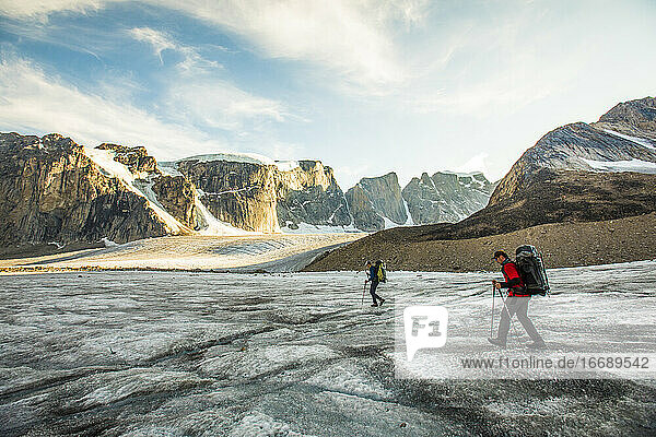 Seitenansicht von zwei Bergsteigern  die den Auyuittuq-Nationalpark erkunden