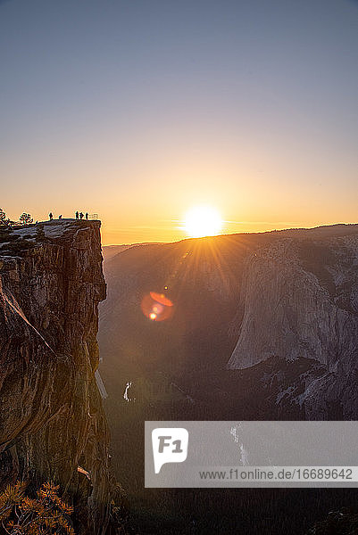 Besucher beobachten den Sonnenuntergang über dem Yosemite Valley vom Taft Point aus