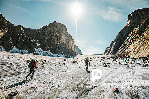 Rückansicht von Forschern  die den Paradegletscher auf der Baffininsel überqueren.