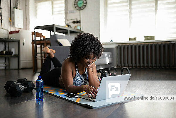 Afroamerikanische Frau benutzt Laptop während einer Schulung