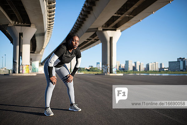 Afroamerikanische Sportlerin ruht sich beim Lauftraining aus