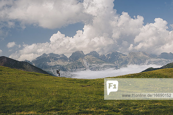 Junger Mann wandert um den Berg Aspe in den Pyrenäen  während er seinen Sohn trägt
