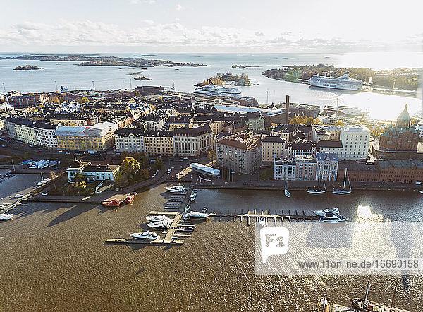 Luftaufnahme des Stadtzentrums von Helsinki im Herbst mit Blick auf die Ostsee