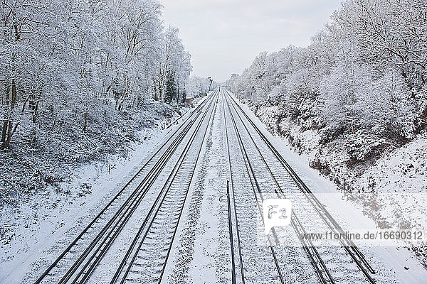 Eisenbahnschienen in gefrorener Winterlandschaft in Südengland
