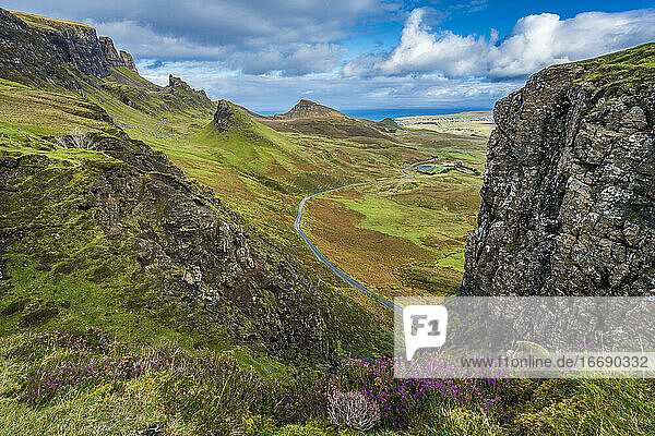 Blick von oben auf die Bergstraße bei Quiraing  Isle of Skye  Schottland  UK