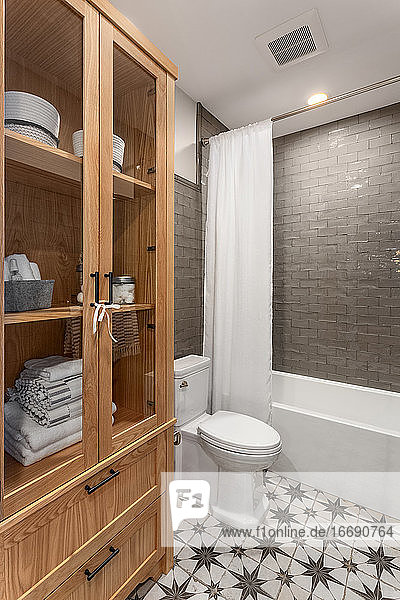 Badezimmer in Luxuswohnung mit Badewanne und Dusche