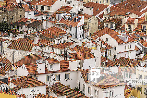 Schöner Blick auf die historischen Gebäude im Zentrum von Lissabon