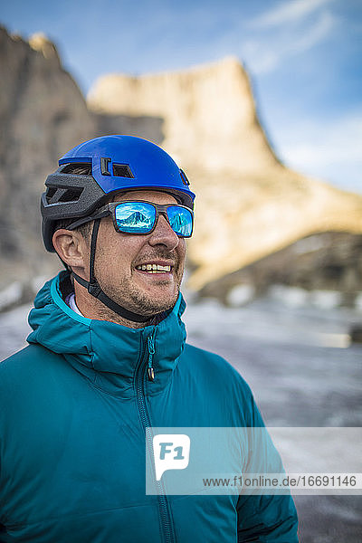 Porträt eines ganz in Blau gekleideten Bergsteigers.
