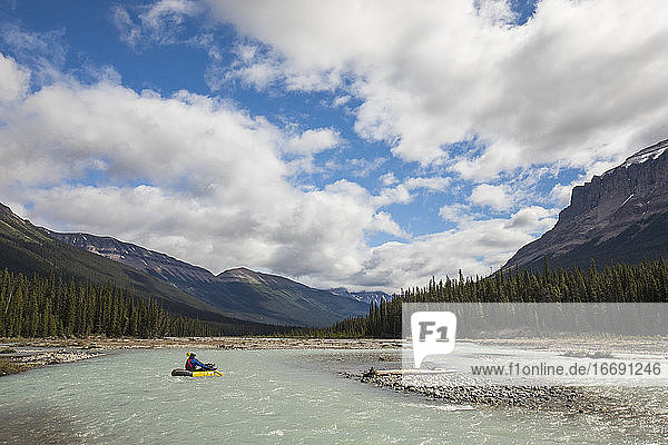 Rückansicht eines Abenteurers beim Paddeln auf dem Alexandra River  Banff  Kanada.