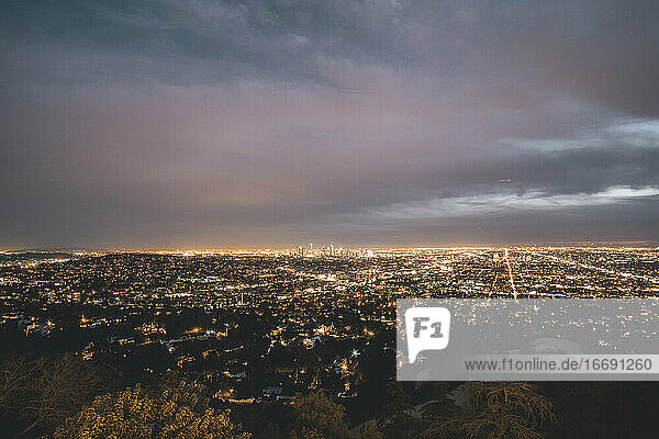 Schöne weite Aussicht über ganz Los Angeles bei Nacht mit den Lichtern der Stadt in der Ferne leuchten