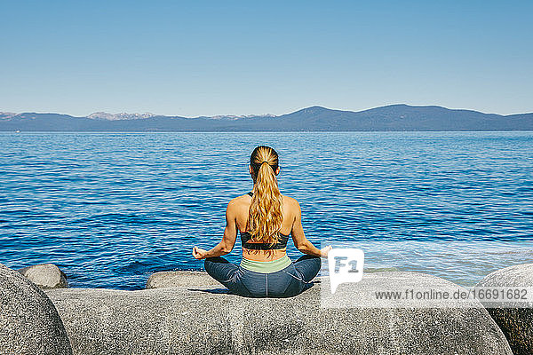 Junge Frau übt Yoga am Lake Tahoe in Nordkalifornien.