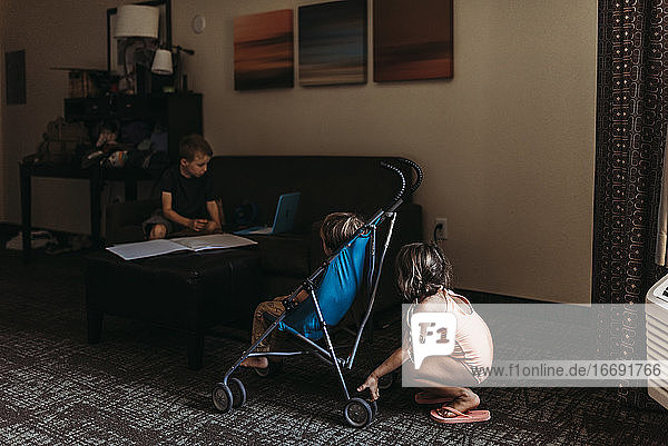 Junge Geschwister spielen im Kinderwagen im Hotelzimmer in Palm Springs