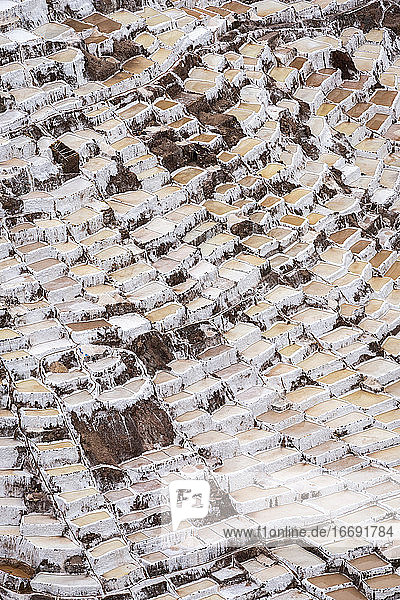 Luftaufnahme der Salzminen bei Salineras de Maras  Heiliges Tal  Peru