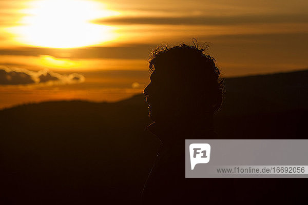 Silhouette des Kopfes eines Mannes bei Sonnenuntergang