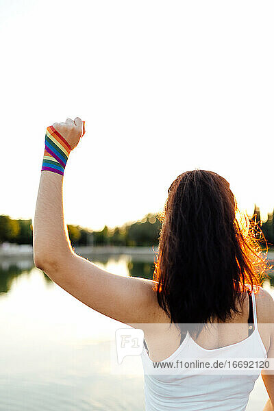 Frau auf dem Rücken mit einem Streifen der Gay Pride Flagge am Handgelenk