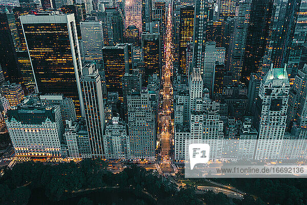 Circa September 2019: Dramatischer Blick auf Dark Epic Manhattan  New York City Avenue direkt nach Sonnenuntergang mit City Lights