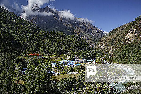 Ein Dorf im nepalesischen Khumbu-Tal in der Nähe des Weges zum Everest Base Camp