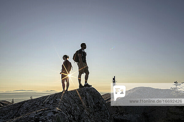 Junges erwachsenes Paar betrachtet die Aussicht vom Gipfel  Moxie Bald  Maine