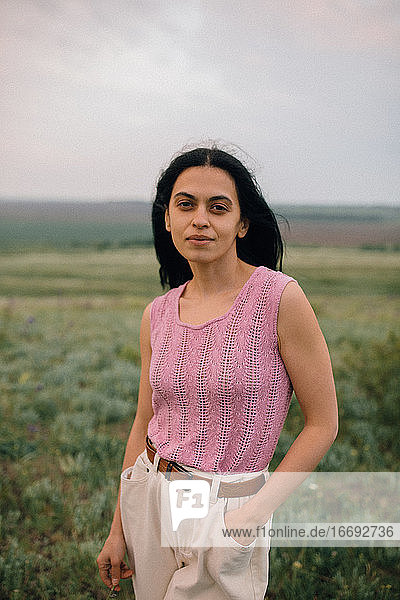 Porträt einer im Feld stehenden Frau