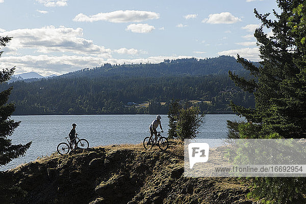 Ein junges Paar genießt den Blick auf den Columbia River beim Radfahren in OR.