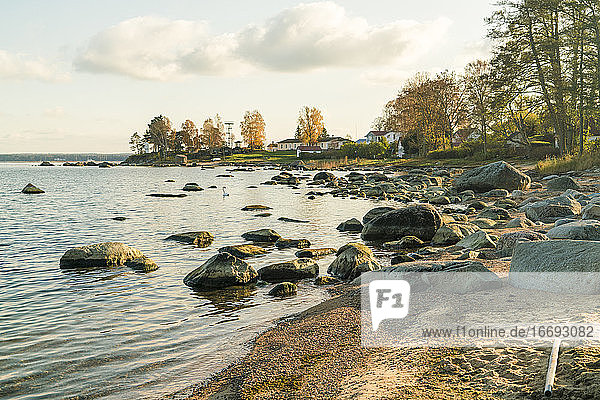 Der Strand der Ostsee beim Fischerdorf Kasmu mit den riesigen Felsen