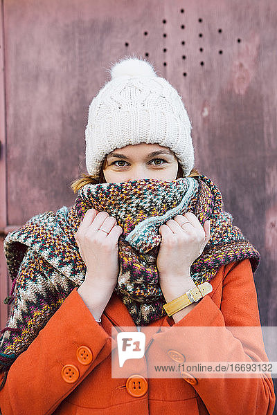 Porträt einer jungen Frau mit Wintermütze und Schal