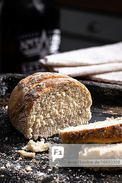 gebackenes hausgemachtes Brot auf schwarzem und hölzernem Hintergrund  Bäckerei Einstellung