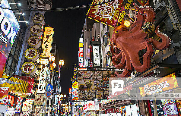 belebte Fußgängerzone und Einkaufsviertel in Osaka