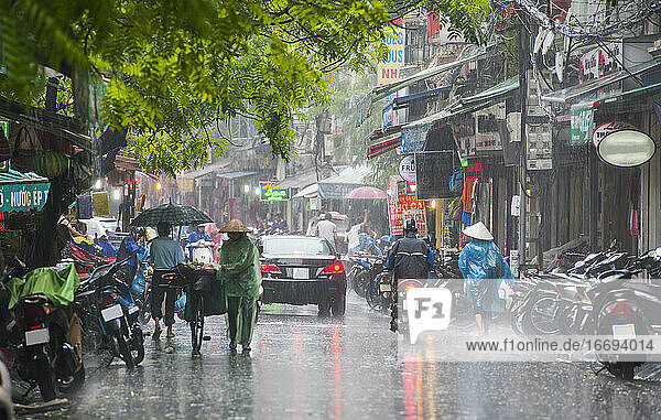 Straßenszene in Hanoi während der Regenzeit