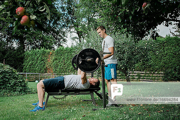 zwei Männer  die gemeinsam zu Hause im Garten trainieren