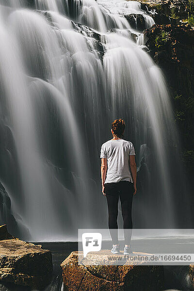 Junge Frau starrt auf die MacKenzie-Wasserfälle im Grampians National Park  Victoria  Australien