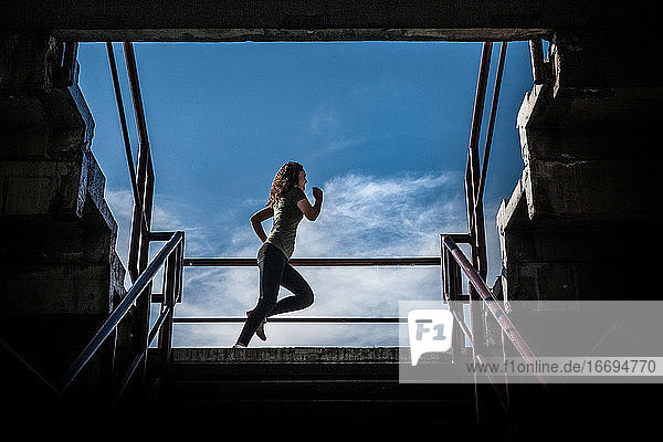 Fit Woman Doing Workout in einem Stadion