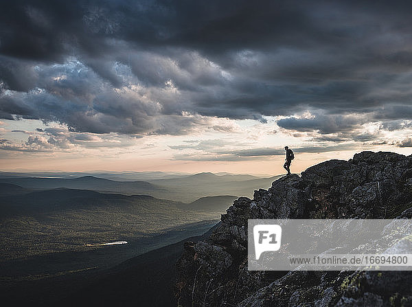 Einsamer Wanderer auf einem Berggipfel des Appalachian Trail bei Sonnenuntergang  Maine.
