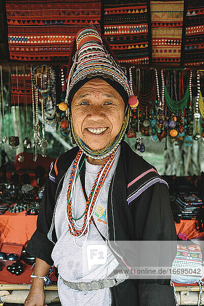 Porträt einer thailändischen Frau  die zu einem Volksstamm gehört.