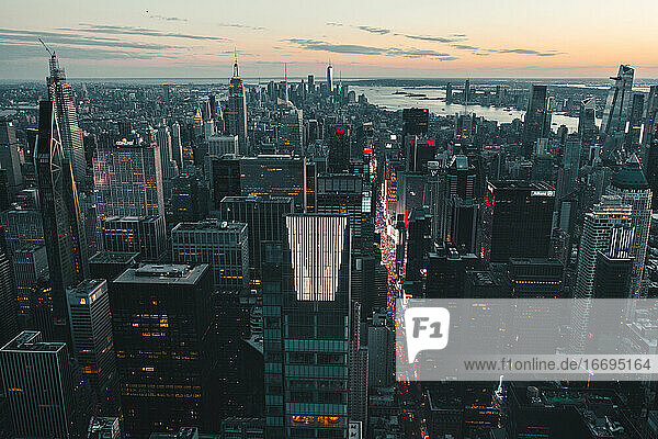 Circa September 2019: Dramatischer Blick über Dark Epic Manhattan  New York City Skyline direkt nach Sonnenuntergang