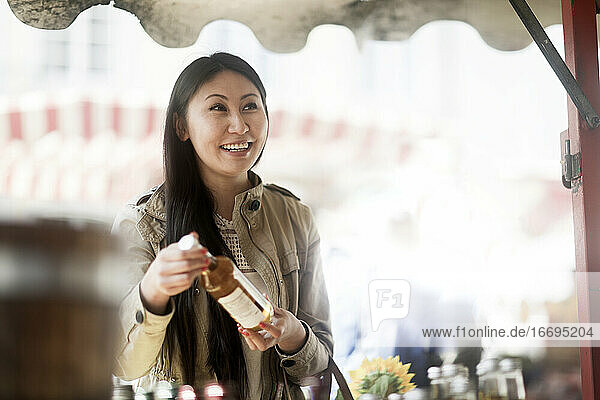 junge asiatische Frau beim Einkaufen auf dem Markt