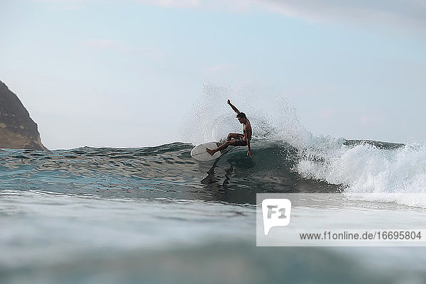 Surfer auf einer Welle  Lombok  Indonesien