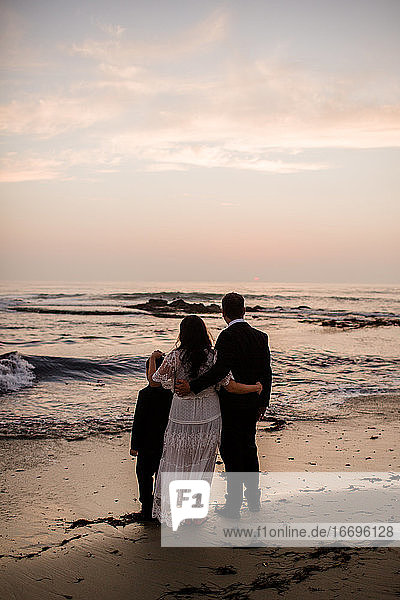 Frischvermählte & neunjähriger Sohn am Strand bei Sonnenuntergang in San Diego