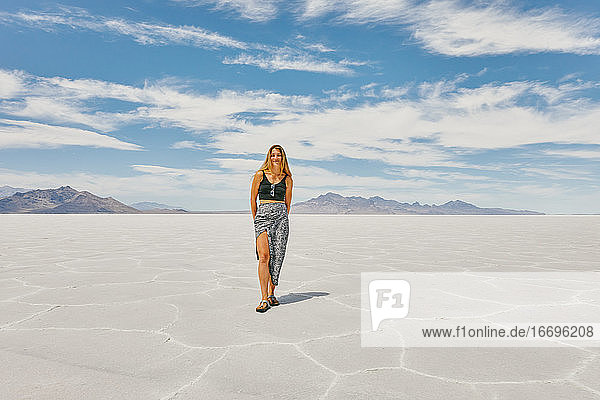 Junge Frau erkundet die Bonneville Salt Flats während eines Sommerausflugs.