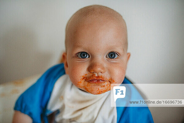 Porträt eines kleinen Jungen mit Essen im Gesicht