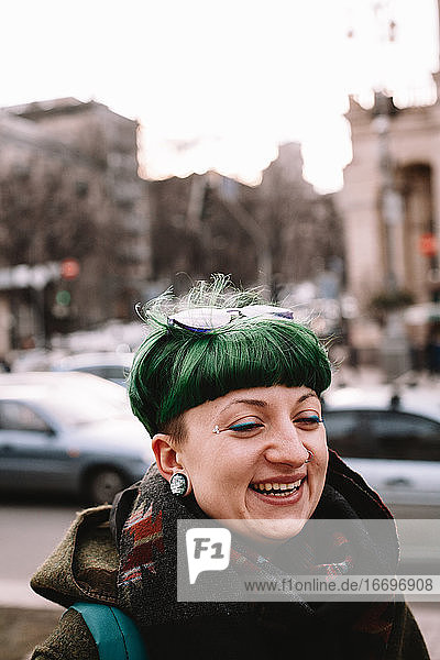 Porträt eines glücklichen Hipsters auf der Straße in der Stadt im Winter
