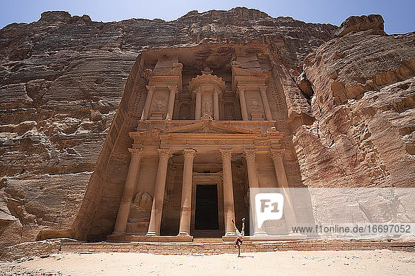 Ein Mann macht einen Handstand in der Nähe des Treasury Monuments in Petra  Jordanien sieben Wunder