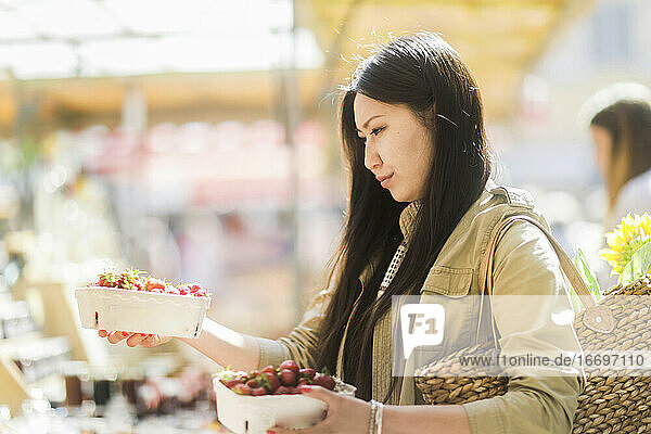 junge asiatische Frau beim Einkaufen auf dem Markt